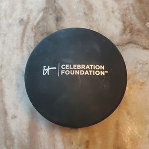 it Cosmetics Celebration Foundation in Light